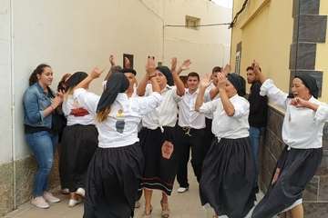 Una diana floreada prepara a Lomo Magullo para la Traída del Agua (Foto Francisco Javier Santana y José Florido)